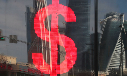 Россиянам посоветовали запастись долларами