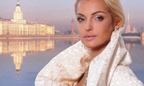 Волочкову застукали за странным занятием на корточках