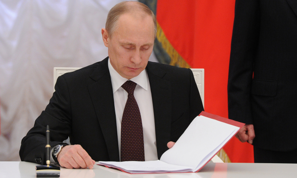 Путин подписал закон о прекращении выплат страховой пенсии