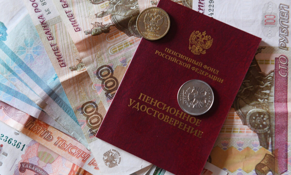 Стало известно, насколько повысят пенсию работающего пенсионера РФ в 2022 году