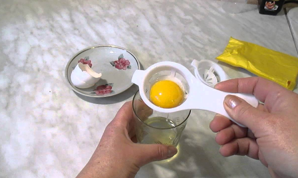 Как легко отделить желток от белка